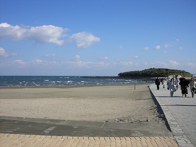 青島神社前の海岸